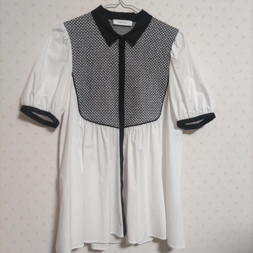 【新品未使用】白黒エンブロイダリーコンビショートスリーブブラウス