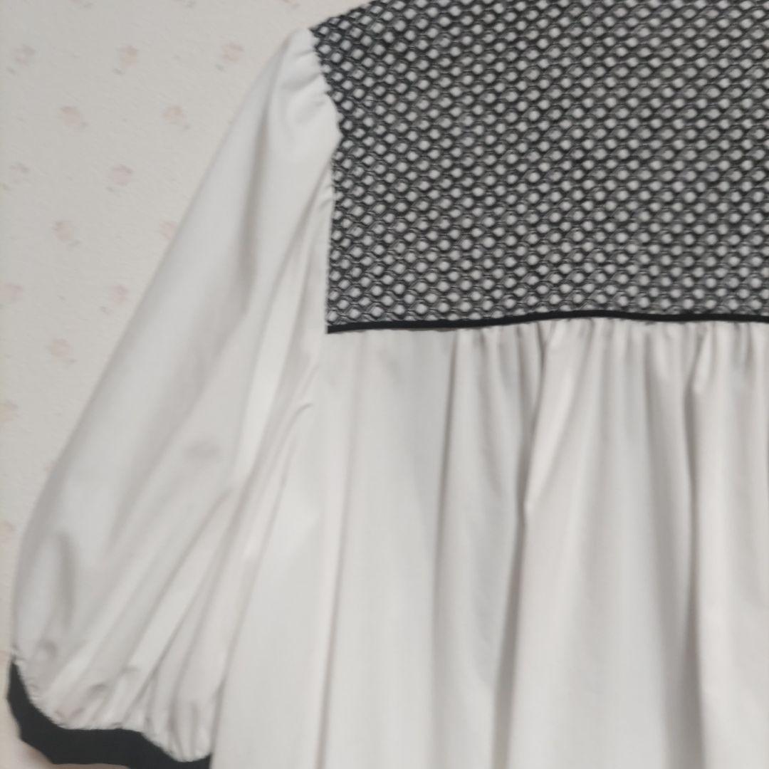 【新品未使用】白黒エンブロイダリーコンビショートスリーブブラウス
