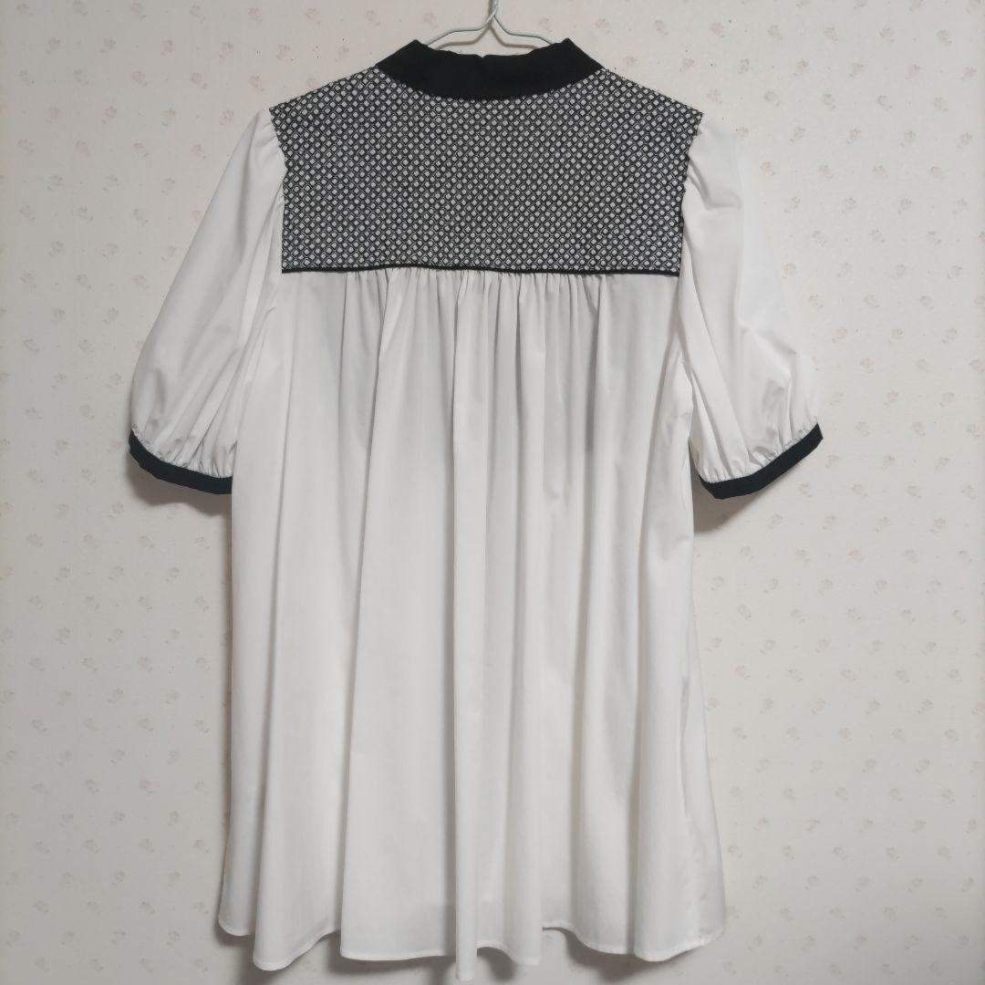 【新品未使用】白黒エンブロイダリーコンビショートスリーブブラウス