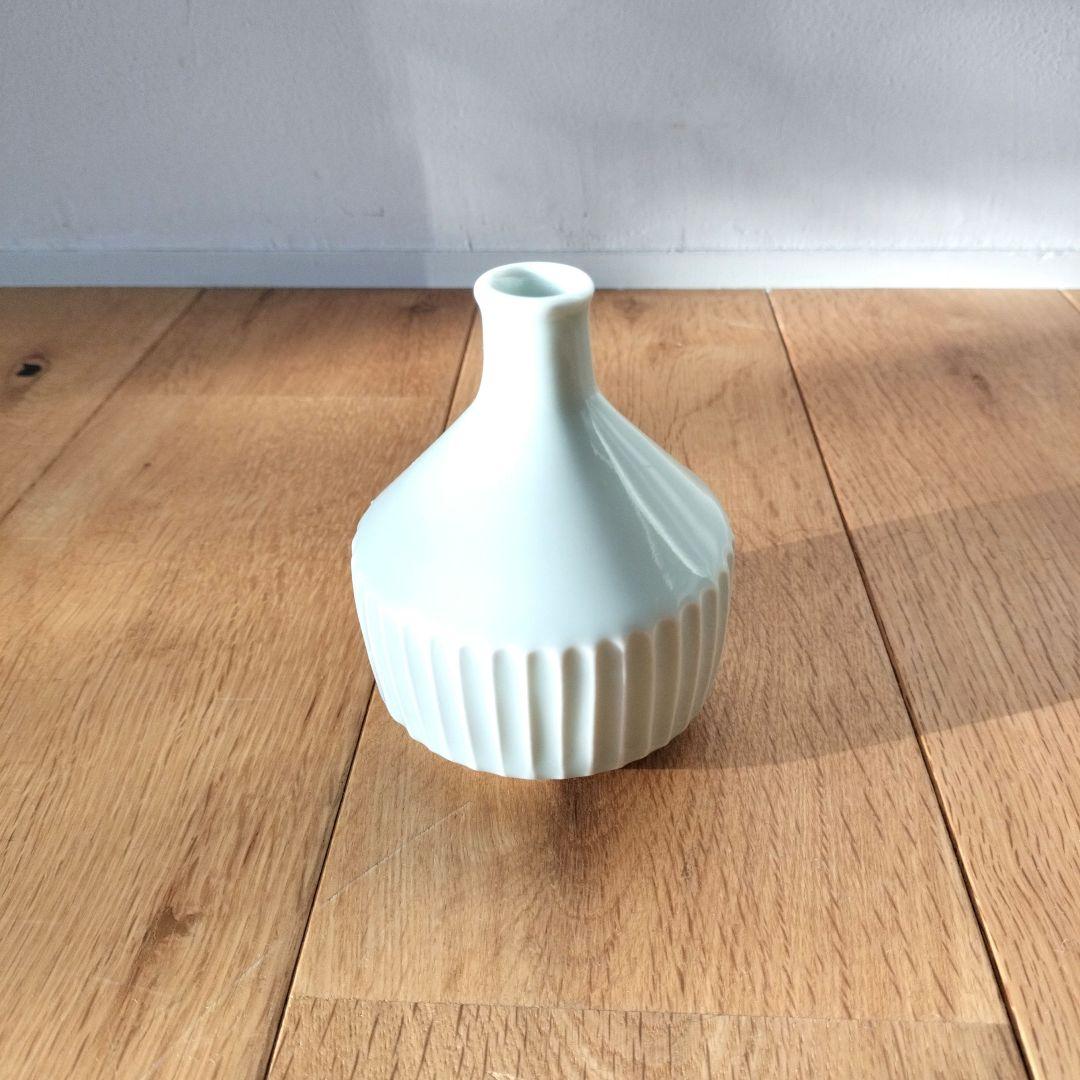 一輪挿し　花器　しのぎ　白磁　川野恭和　民藝