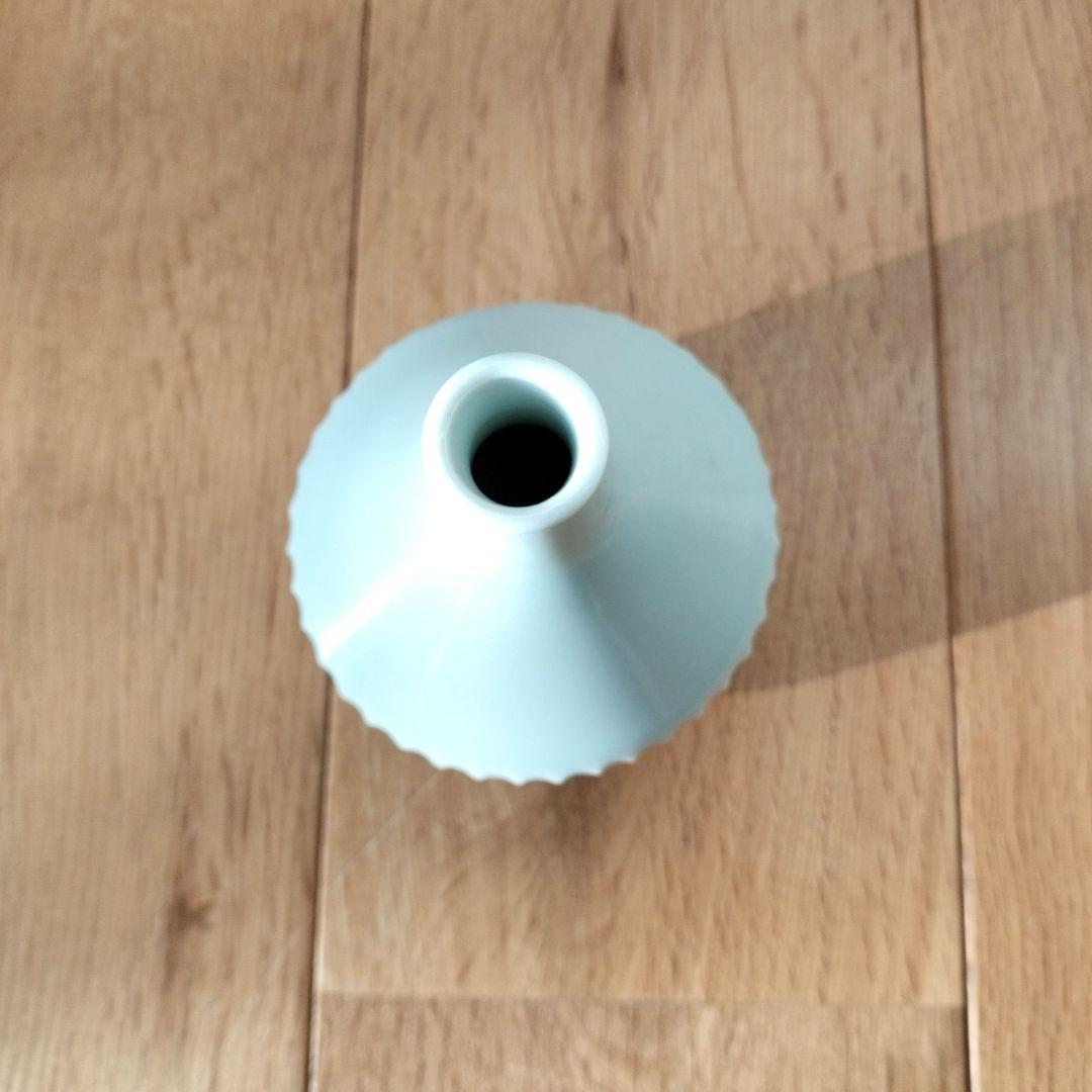 一輪挿し　花器　しのぎ　白磁　川野恭和　民藝