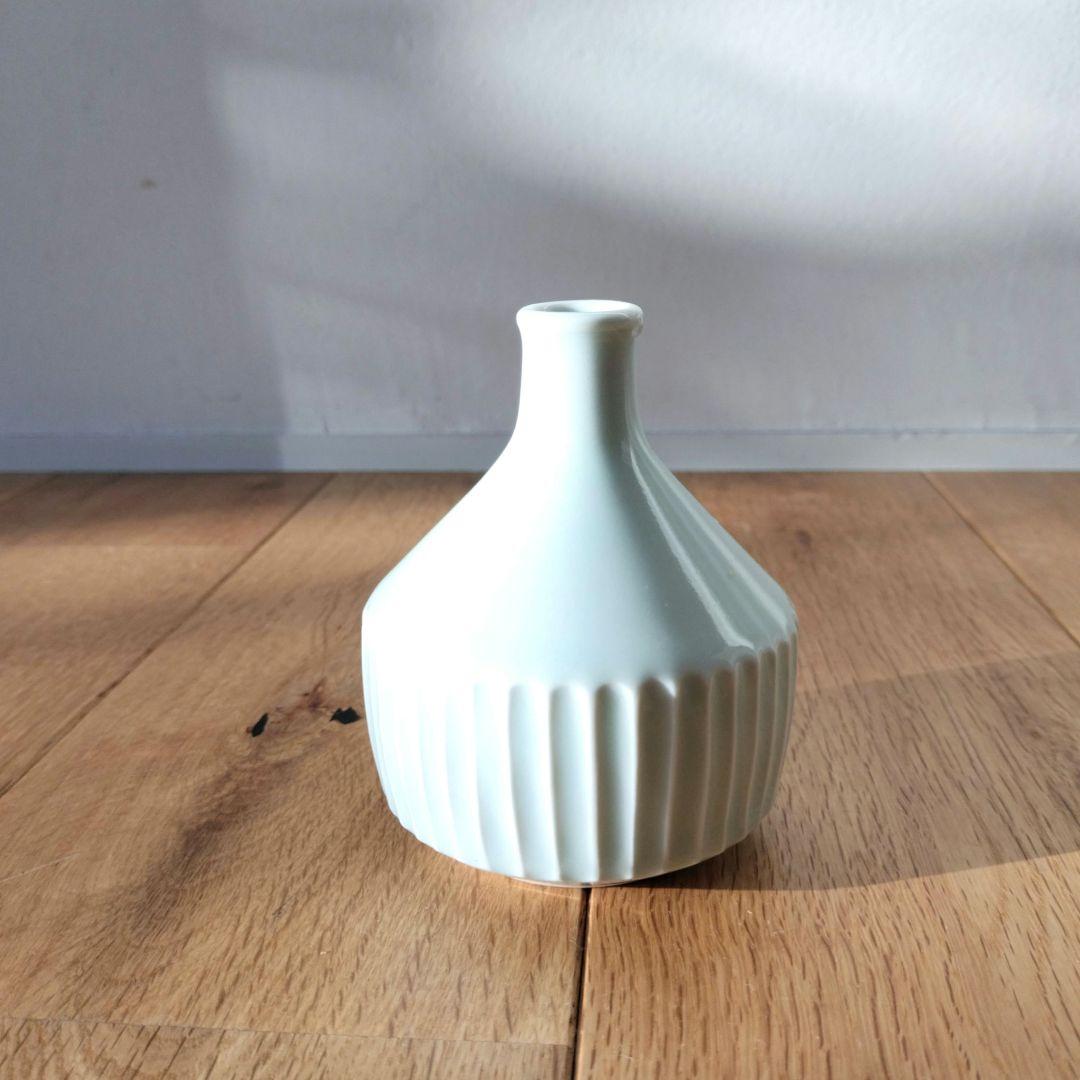 一輪挿し　花器　しのぎ　白磁　川野恭和　民藝