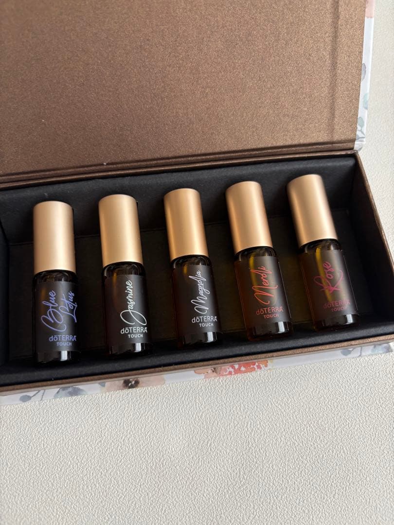 【新品未使用】ドテラ プレシャスフローラルコレクション 限定ロールオン5本セット