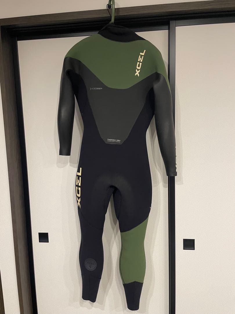 XCEL フルスーツ ブラック/カーキ 膝パッド付き