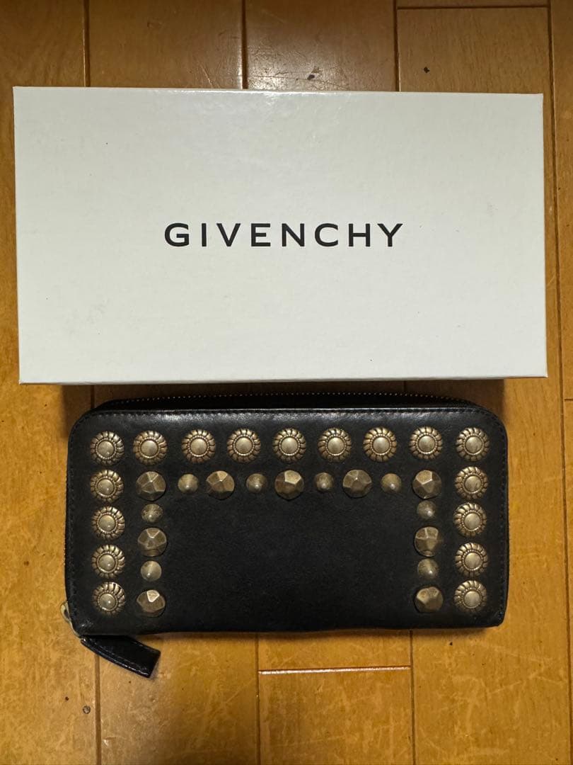 GIVENCHY スタッズ付き長財布 ブラック