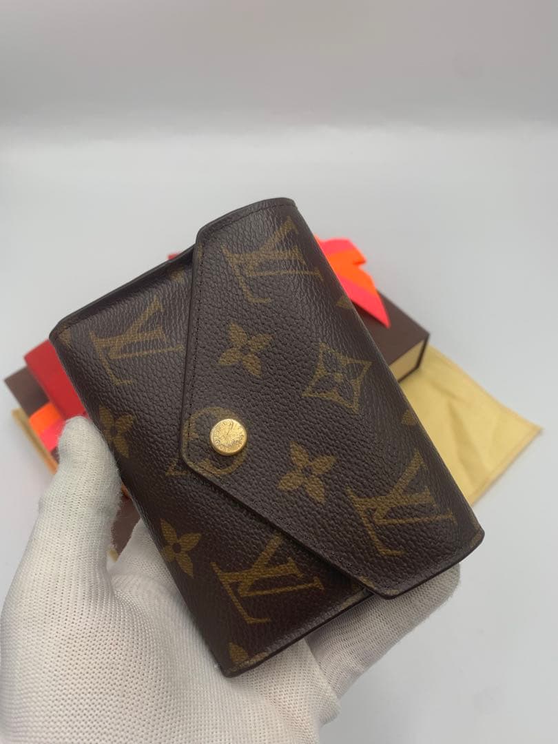 ルイヴィトン モノグラム ポルトフォイユ ヴィクトリーヌフューシャ 三つ折り財布