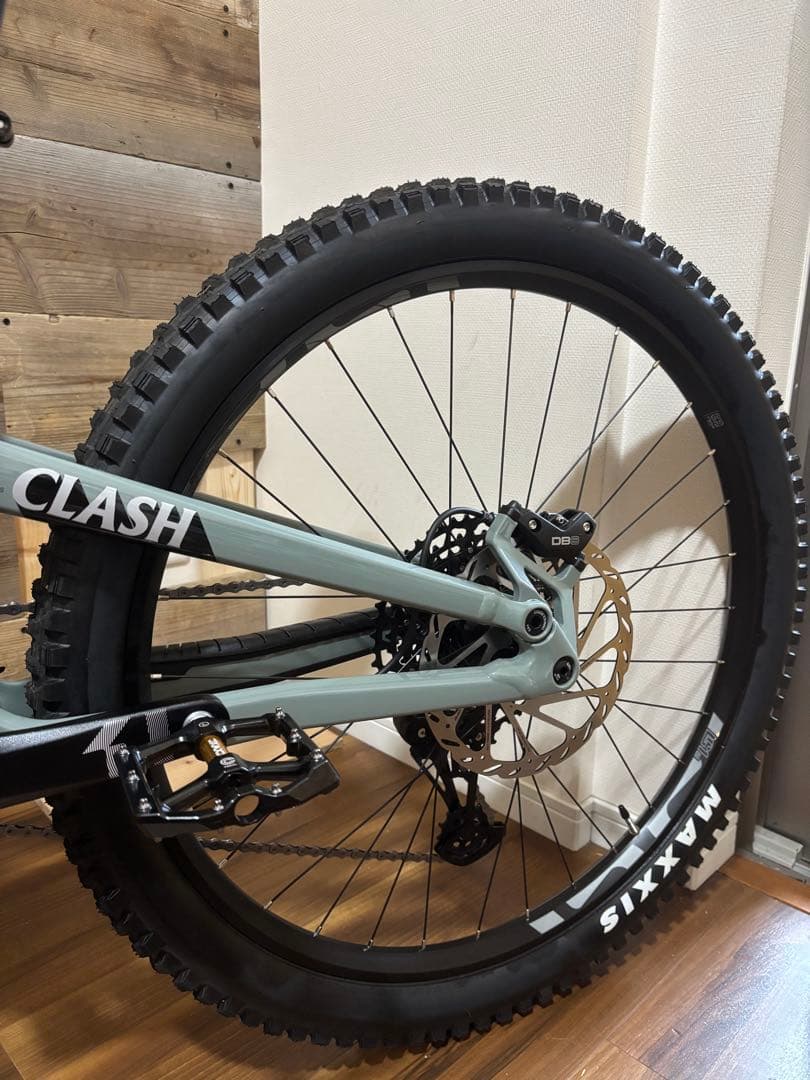 【新品同様】COMMENCAL CLASH RIDE 2025 パイライトグレー