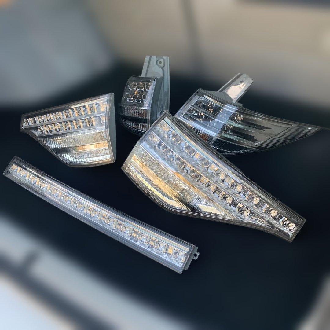 トヨタ　エスティマ　ハイブリッド　AHR20 純正リアテールランプ　中古品