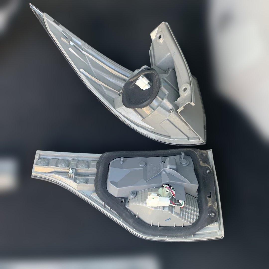 トヨタ　エスティマ　ハイブリッド　AHR20 純正リアテールランプ　中古品