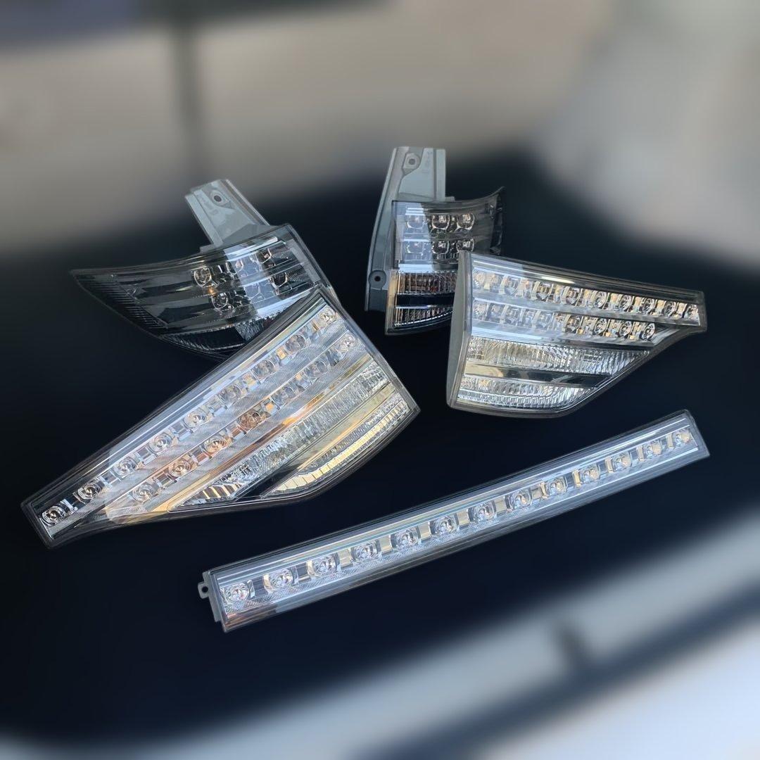 トヨタ　エスティマ　ハイブリッド　AHR20 純正リアテールランプ　中古品