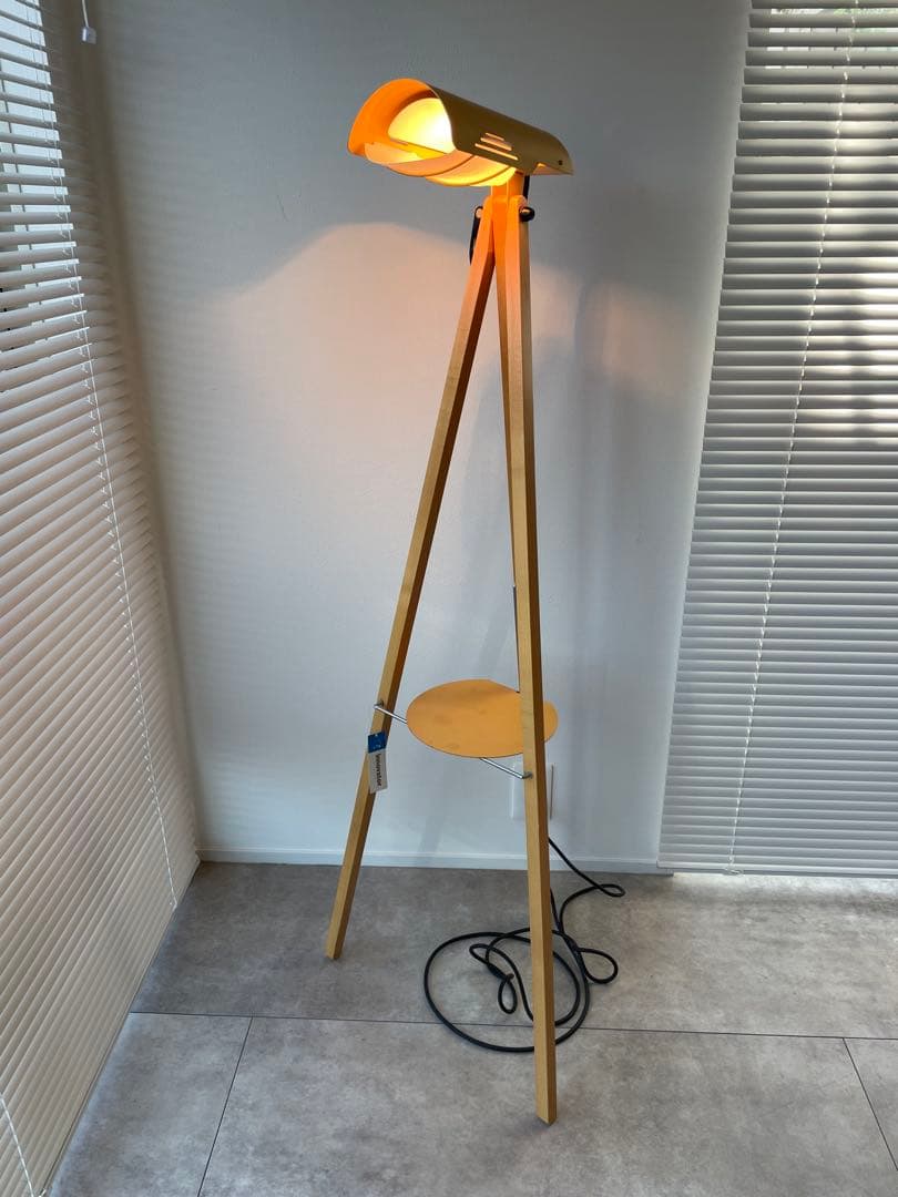 イエロー トライポッドスタンド フロアランプ　innovator イノベーター