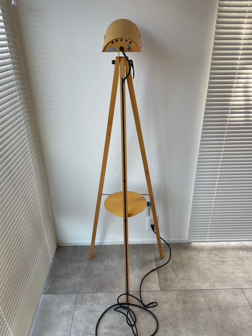 イエロー トライポッドスタンド フロアランプ　innovator イノベーター