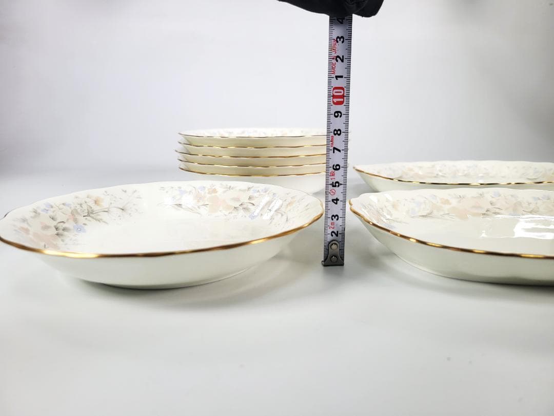 NARUMI　　ボーンチャイナ　小皿６点　大皿２点　希少　花柄　金縁