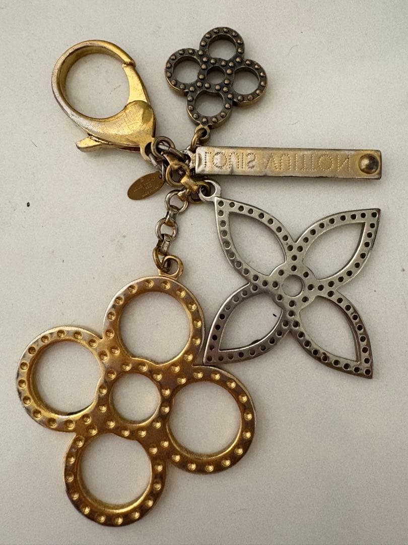 ルイヴィトン フラワーモチーフ キーホルダー ゴールド シルバー