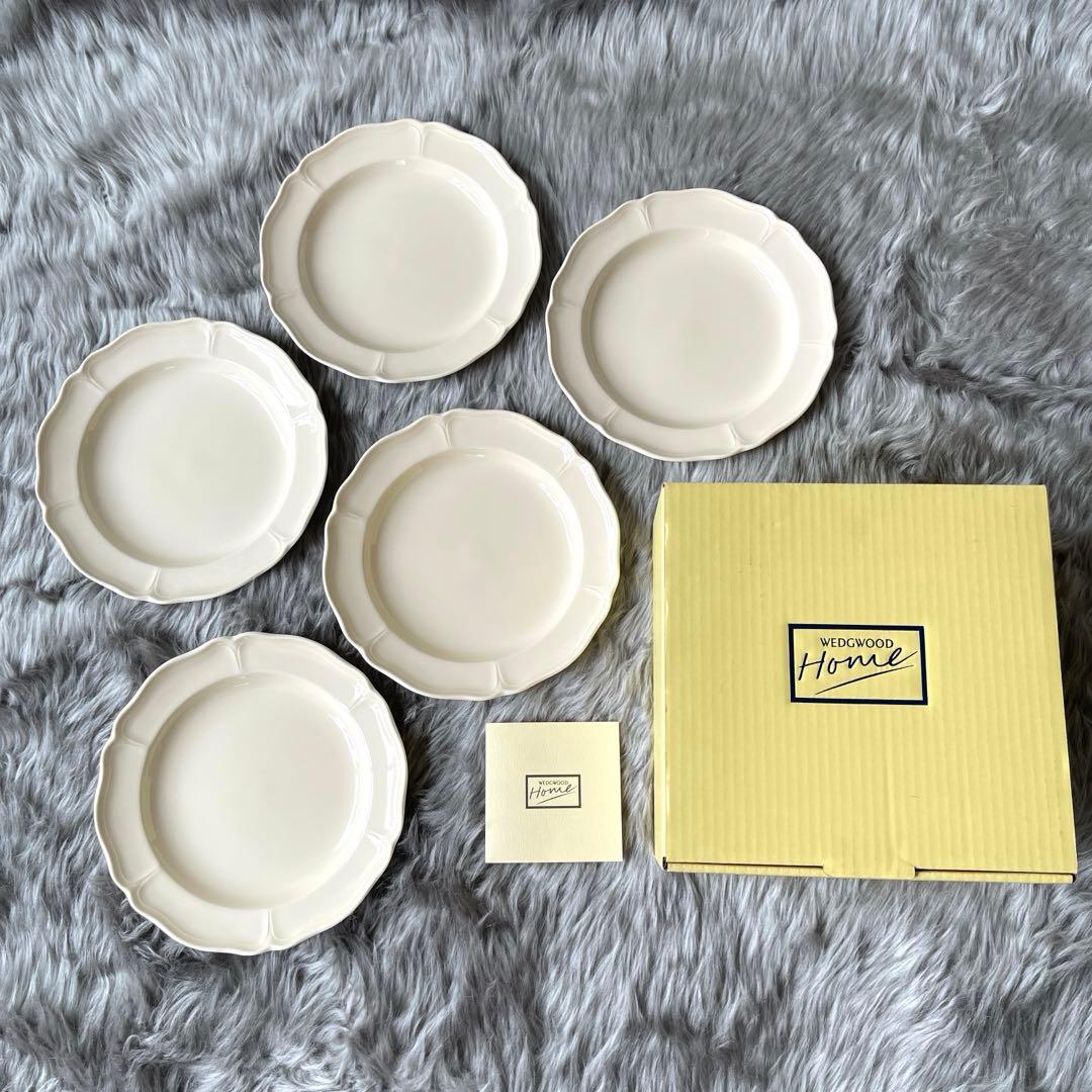 未使用品　ウェッジウッド クィーンズウェア　花リム　クイーンズプレーン　黒壺