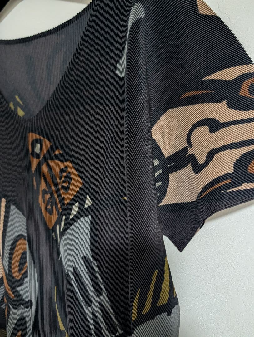 【美品】プリーツプリーズ イッセイミヤケ Vネック 半袖トップス 未使用品