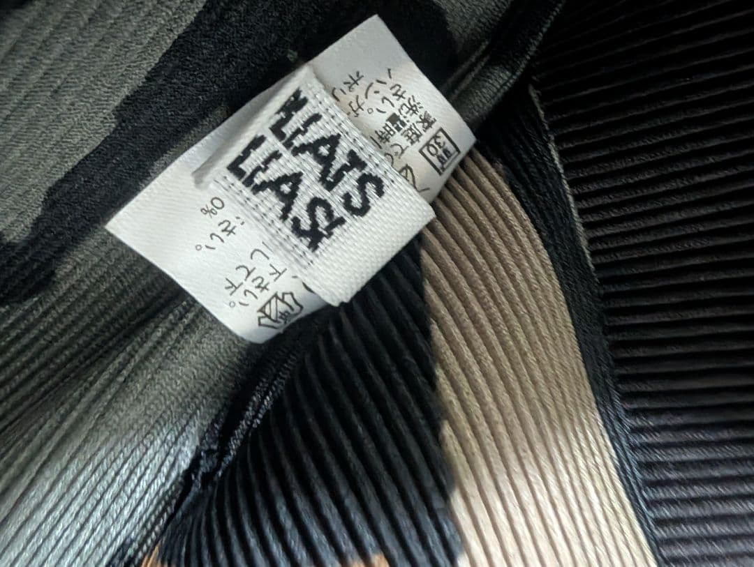 【美品】プリーツプリーズ イッセイミヤケ Vネック 半袖トップス 未使用品