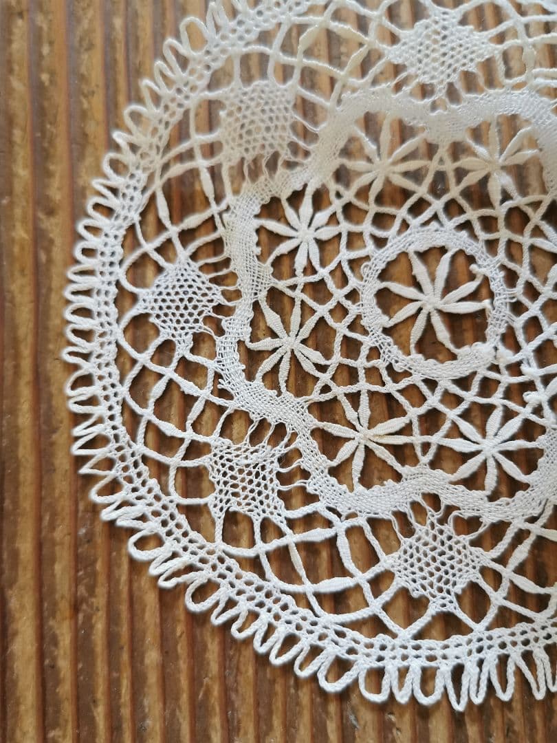 アンティーク ベルギーブルージュ ごく細い糸の線状の花 繊細なボビン編みレース