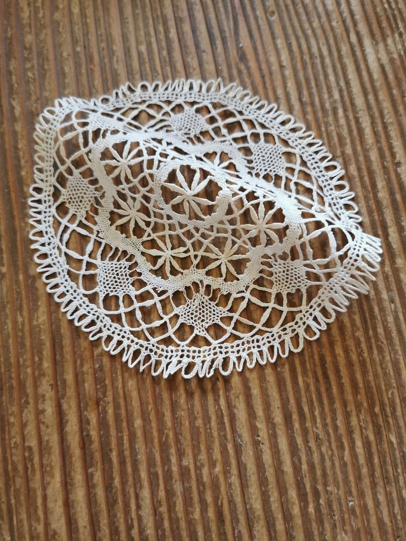 アンティーク ベルギーブルージュ ごく細い糸の線状の花 繊細なボビン編みレース