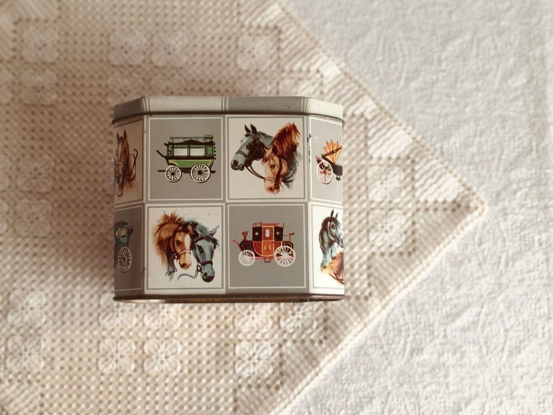 * vintage box ୨୧ お馬さんデザイン tin ボックス