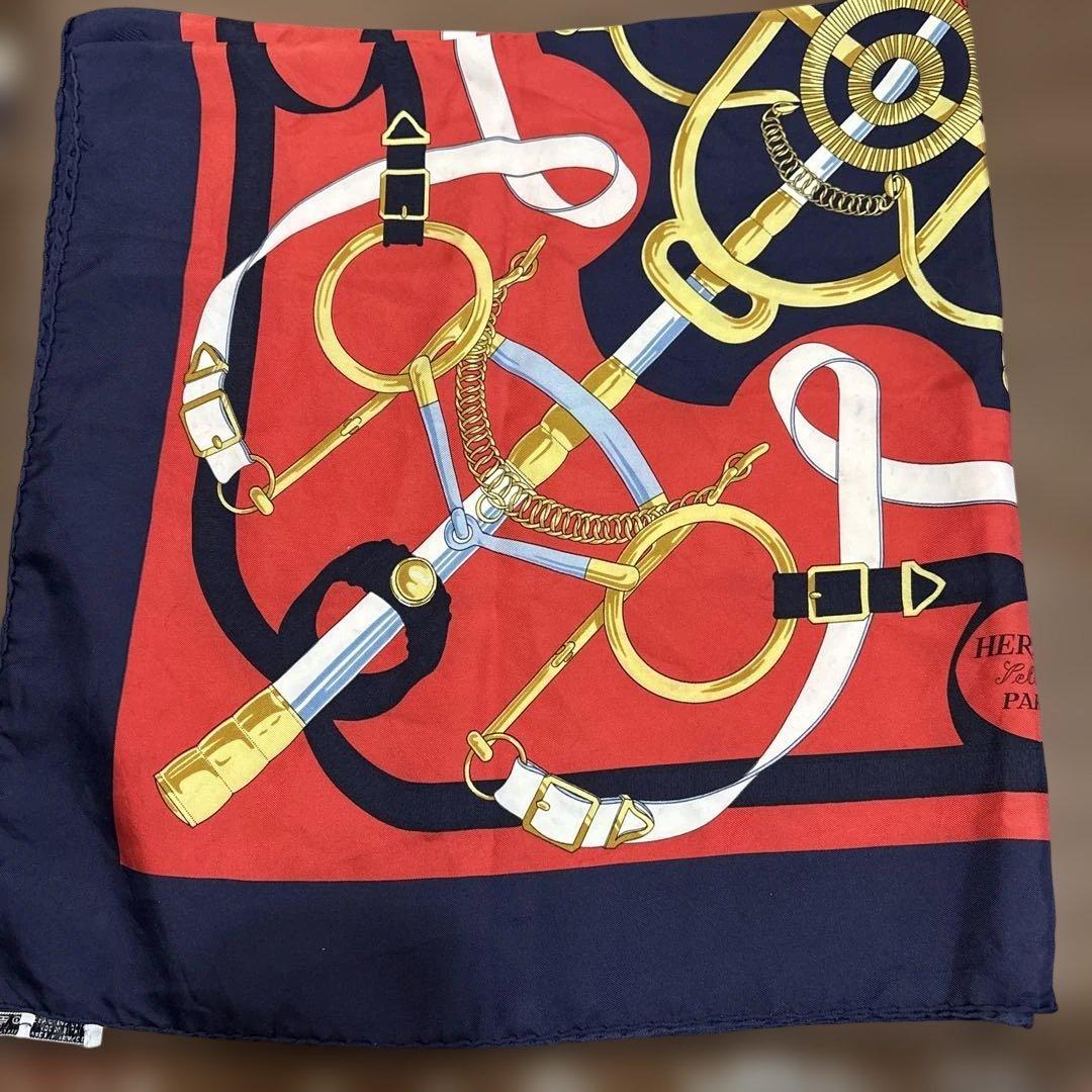 エルメス　シルクスカーフ 赤と紺 デザイン