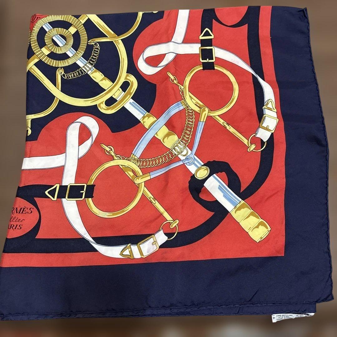 エルメス　シルクスカーフ 赤と紺 デザイン