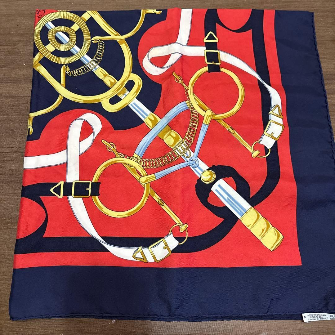 エルメス　シルクスカーフ 赤と紺 デザイン