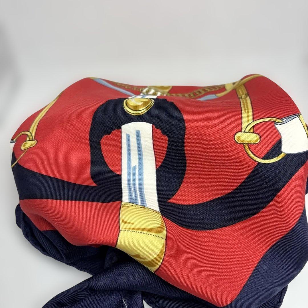 エルメス　シルクスカーフ 赤と紺 デザイン
