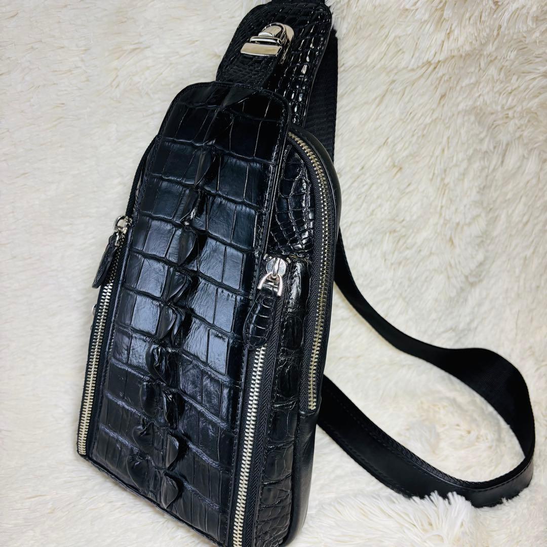 クロコダイル　ボディバッグ　レザー　マットクロコ　ブラック　斜め掛け　尾鰭　背鰭
