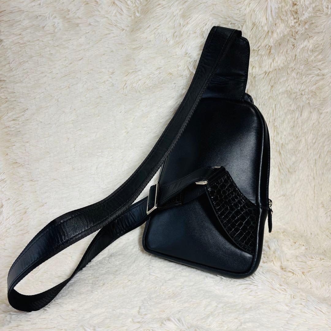 クロコダイル　ボディバッグ　レザー　マットクロコ　ブラック　斜め掛け　尾鰭　背鰭