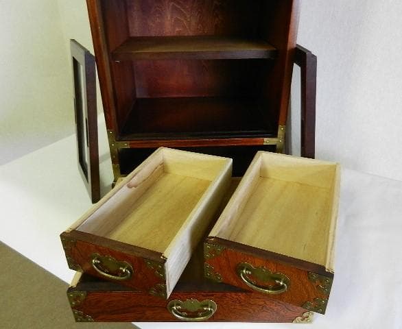 李朝風コリアン家具「引出し棚　吉祥文真鍮飾り金具」（３６×６５×３１㌢、１４㎏）