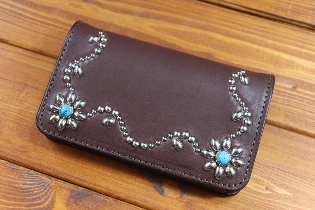 【訳アリ品】スタッズ ミドルウォレット 革色黒こげ茶　糸色こげ茶