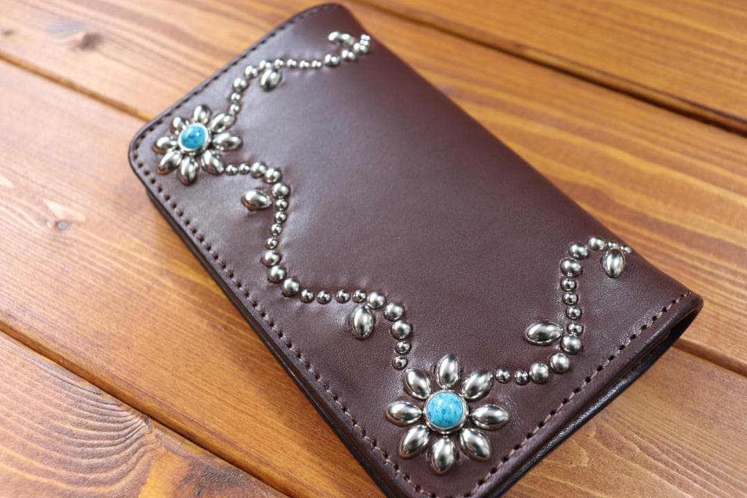 【訳アリ品】スタッズ ミドルウォレット 革色黒こげ茶　糸色こげ茶