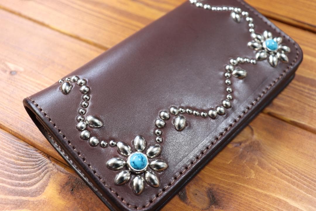 【訳アリ品】スタッズ ミドルウォレット 革色黒こげ茶　糸色こげ茶