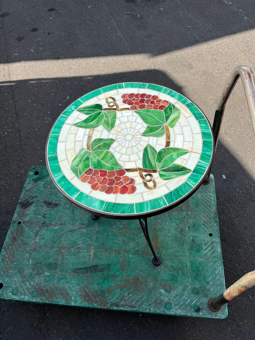 タイル装飾の円形テーブル　ブドウ柄　アンティーク　レトロ　ヴィンテージ　机