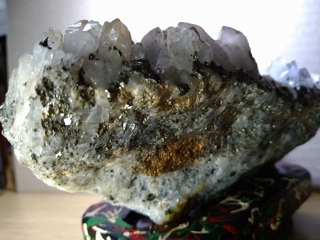 青森県産のパイライト水晶クラスター