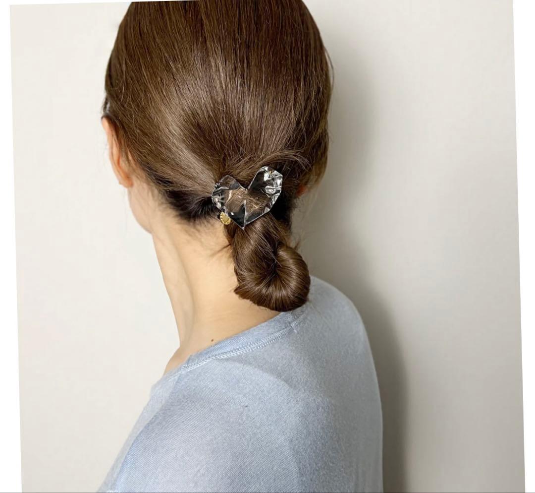 ハート ジェムポニー ラージ ウィズ アイコンスタッズ　ザヘアバートウキョウ