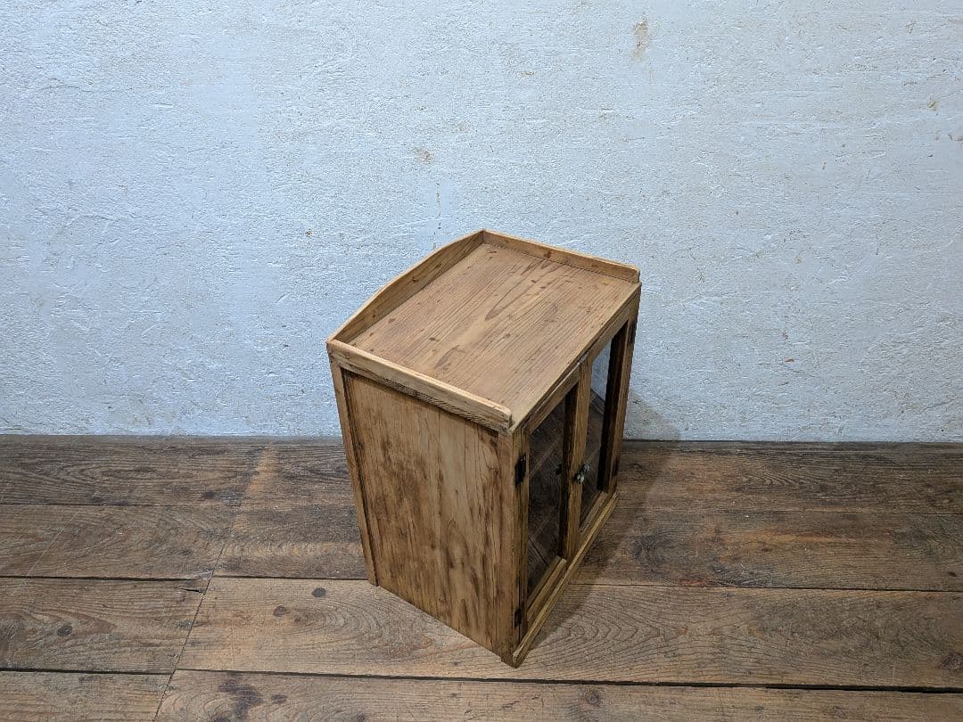 1120 アンティーク　杉のガラスケース　飾り棚　収納棚　キャビネット　レトロ