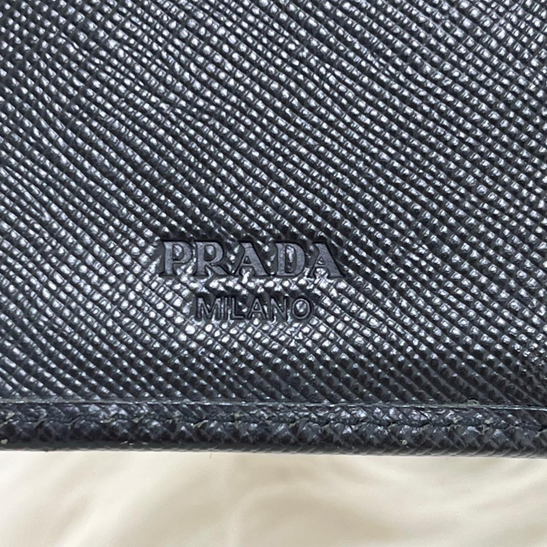 プラダ PRADAサフィアーノ レザー三つ折り財布　三角プレート　トライアングル