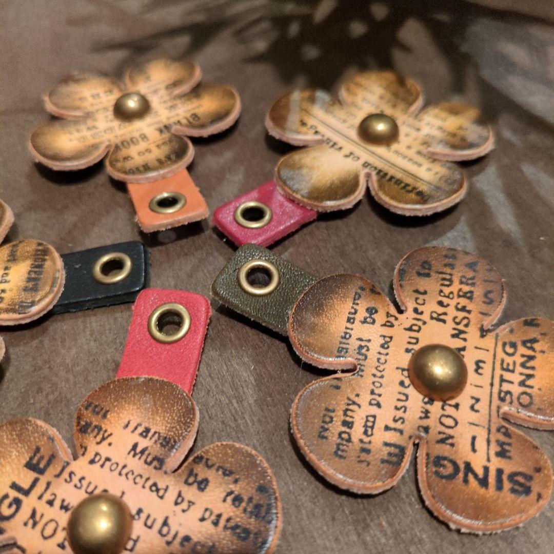 ［メグえもん］レトロクラシックお花❀タグ✨️革タグ