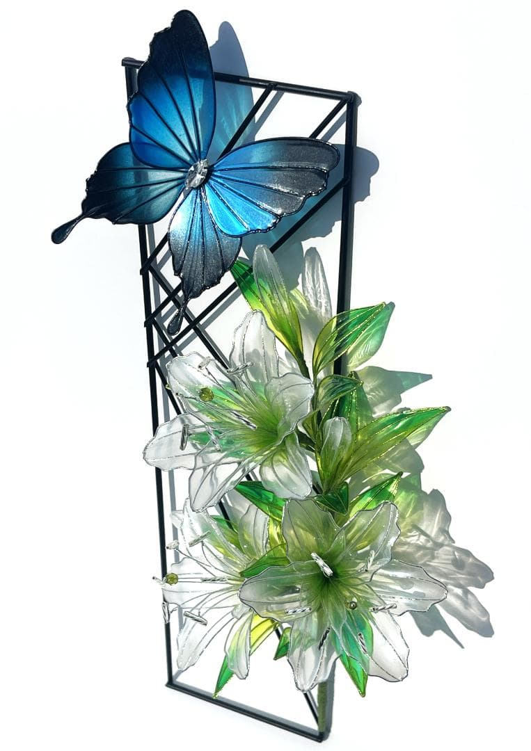 蝶が舞う百合のワイヤーフレーム【白×黄緑・インテリア・シルバーワイヤー】