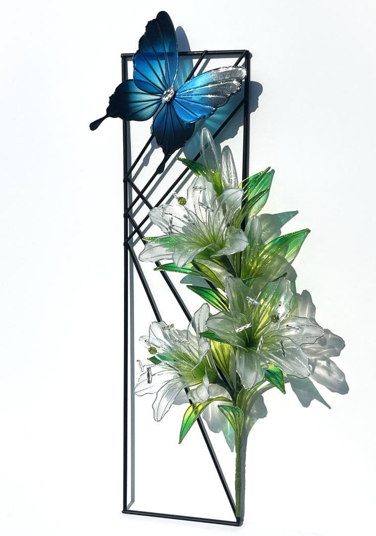 蝶が舞う百合のワイヤーフレーム【白×黄緑・インテリア・シルバーワイヤー】