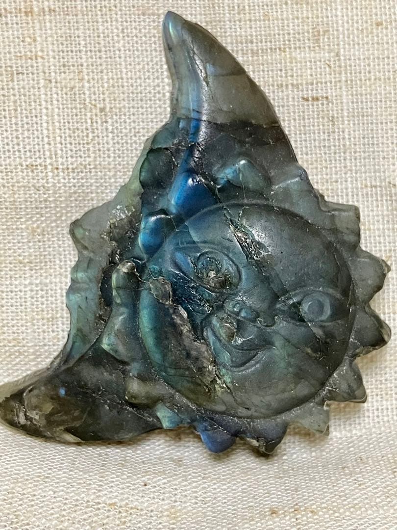 太陽と三日月の置物　天然石ラブラドライト