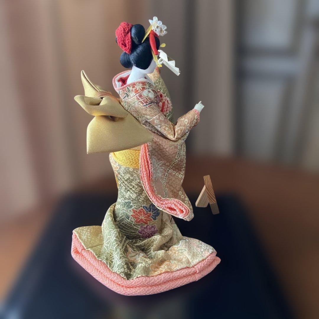 日本の伝統的な着物人形（ガラスケース入り）尾山人形 寿喜代作 慶祥 日本人形