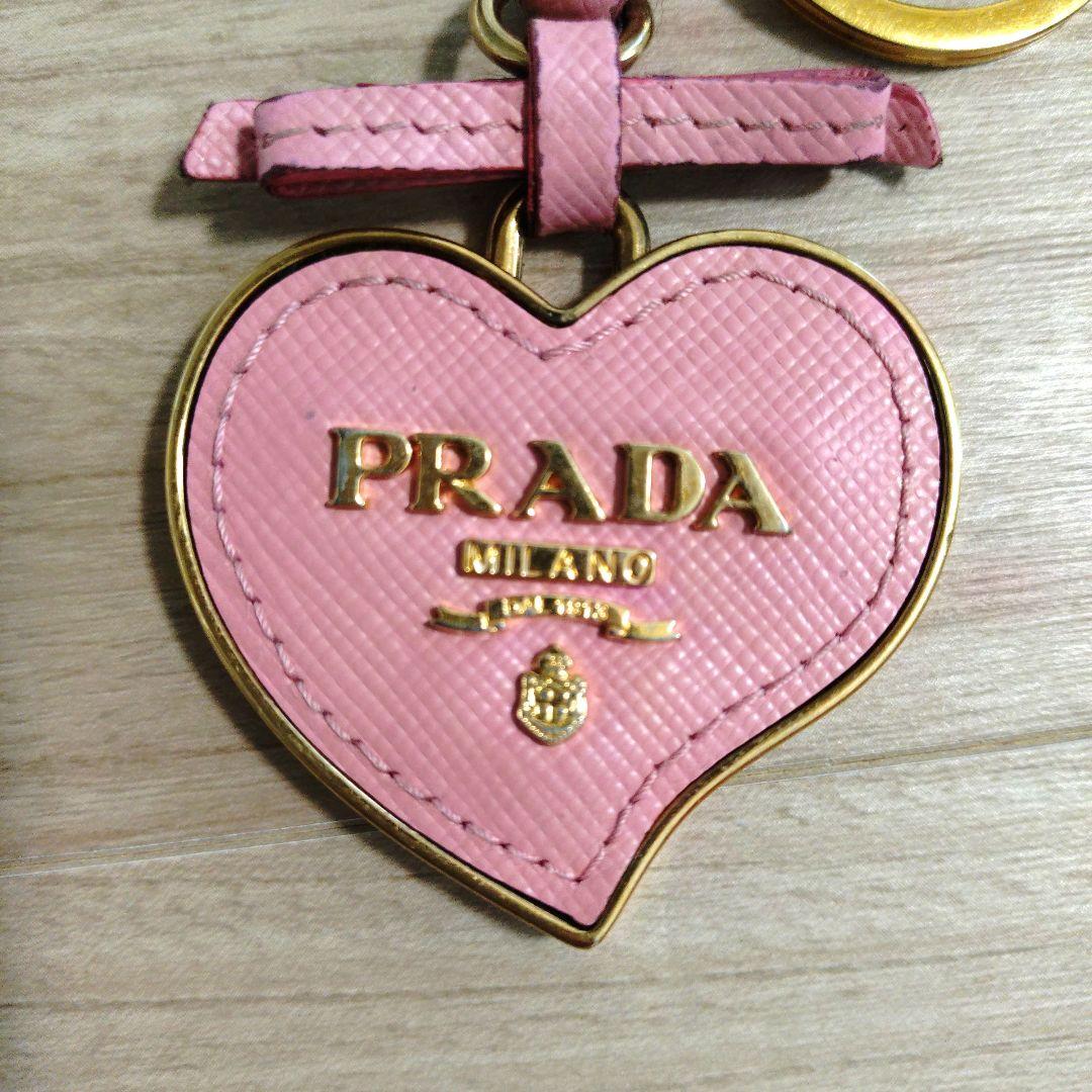 PRADA ハート型キーホルダー ピンク