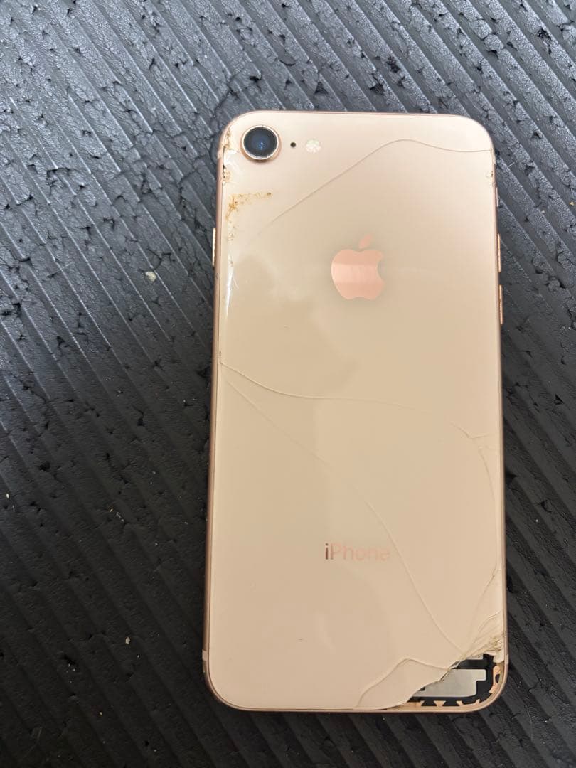 iPhone 8 64GB SIMロックなし 初期化済み背面割れあり 動作確認済