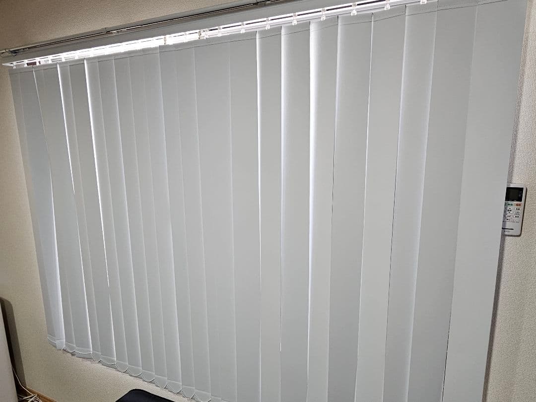 Tuissバーチカルブラインド 遮光ホワイト