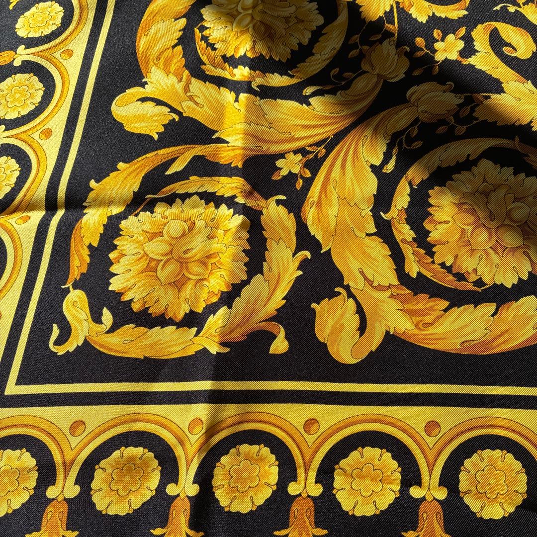 ベルサーチ セタシルク 　ATELIER　バロッコ　SILKスカーフ