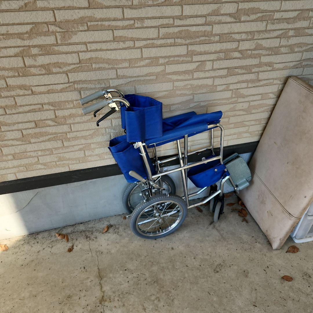 青い折りたたみ式介助用車椅子