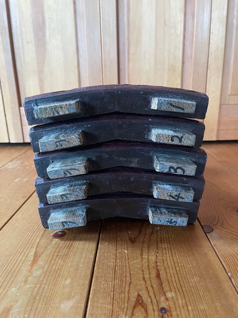 丸いローテーブル　植物文様　浮き彫り